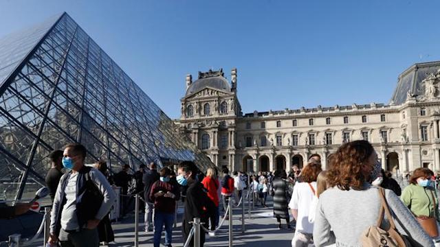 Arsitektur Museum Louvre