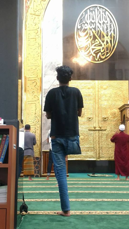 Foto Orang Sholat Di Masjid