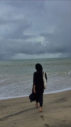Foto Perempuan Di Pantai