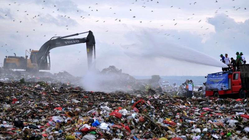 Gambar Gunung Sampah Di Suwung Denpasar Bali
