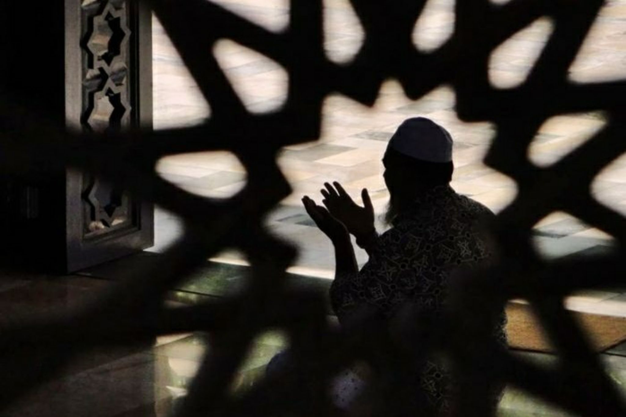 Gambar Orang Berdoa Di Masjid