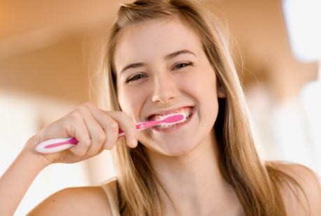 Gambar Orang Menggosok Gigi