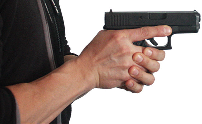 Gambar Orang Pegang Pistol