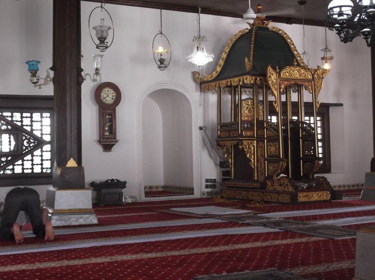 Gambar Rak Gantung Di Tiang Masjid