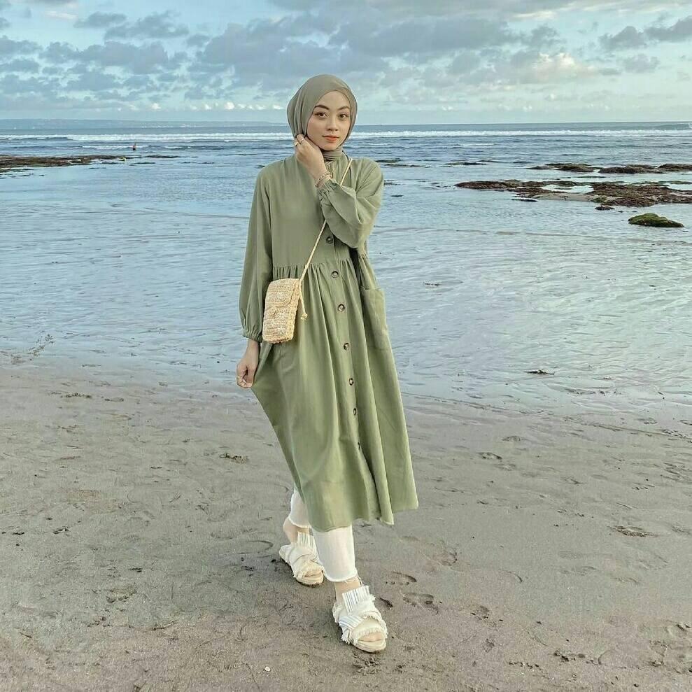 Gambar Wanita Hijab Dengan Pemandangan Pantai