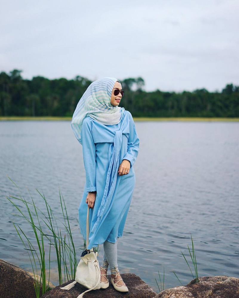Pose Model Wanita Hijab