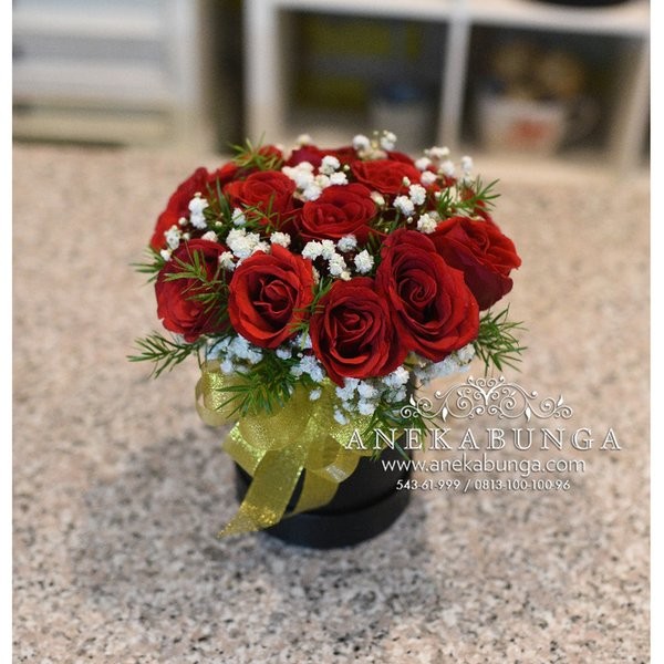 Vas Bunga Mawar Merah